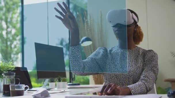 Projeksiyonlu Ekrana Bakan Kadın Kulaklık Takıyor Teknolojisiyle Etkileşime Geçiyor Ağır — Stok video