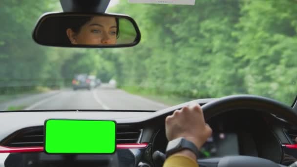 화면이 전화를 무료로 설치하고 운전하는 여자의 사진은 가느려 — 비디오
