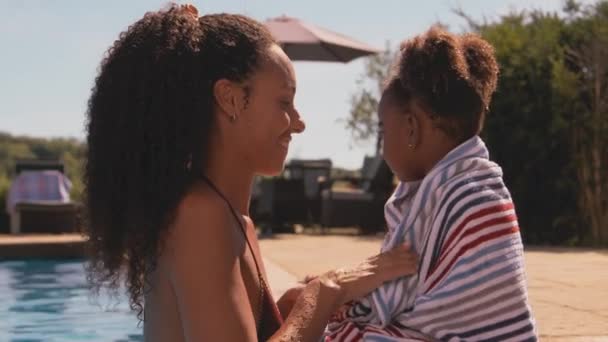 Família Férias Verão Com Mãe Embrulhando Filha Toalha Enquanto Eles — Vídeo de Stock