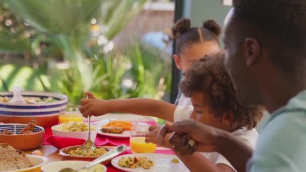 Familia Multigeneracional Sentada Alrededor Mesa Casa Comiendo Disfrutando Comida Juntos — Vídeo de stock