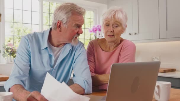 Aggódó Nyugdíjas Idős Pár Otthon Konyhában Számlák Laptop Látszó Ideges — Stock videók