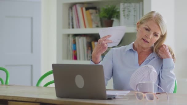 Menopausal Mogen Kvinna Som Arbetar Laptop Med Anslutna Fläkt Hemma — Stockvideo