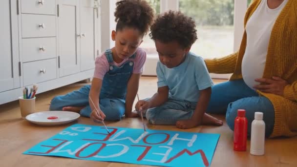 Madre Embarazada Con Hijos Haciendo Banner Bienvenida Casa Para Padre — Vídeos de Stock