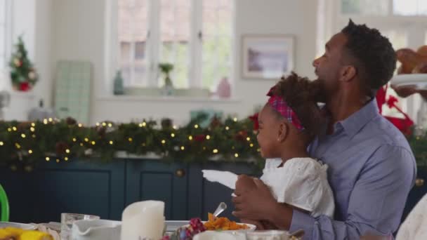 Mehrgenerationenfamilie Klatscht Als Großvater Truthahn Zum Weihnachtsessen Nach Hause Bringt — Stockvideo