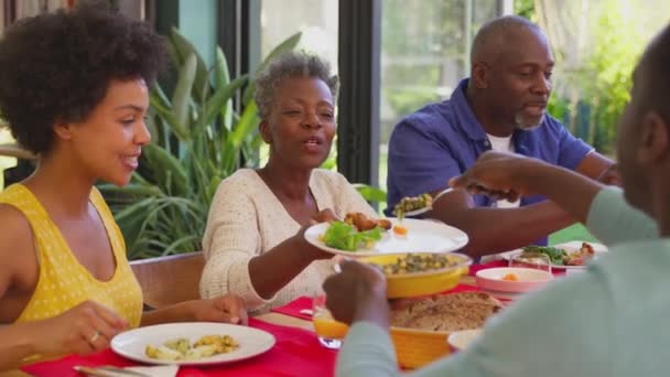 Familia Multigeneracional Con Descendencia Adulta Sentada Alrededor Mesa Casa Comiendo — Vídeo de stock