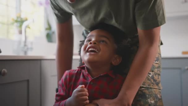 军队的母亲在家里休假时和儿子一起在家里厨房里穿着制服玩耍 动作缓慢 — 图库视频影像