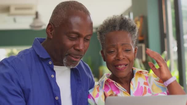 Sonriente Pareja Ancianos Casa Que Conecta Con Familia Través Videollamada — Vídeo de stock