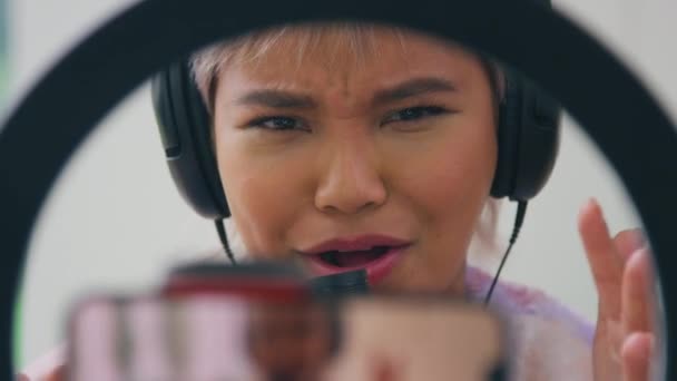 Kulaklık Takan Kadın Video Kaydedici Canlı Yayında Cep Telefonuna Bakıyor — Stok video