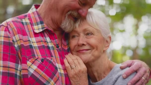 Blisko Kochającej Pary Seniorów Przytulających Się Spacerze Leśnej Wsi Cieszącej — Wideo stockowe