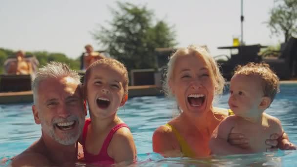 Porträt Lächelnder Großeltern Mit Enkeln Familiensommer Beim Entspannen Und Planschen — Stockvideo