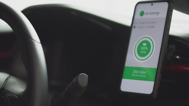 Nahaufnahme Des Fahrers Auto Mit Freisprecheinrichtung Für Handy Mit App — Stockvideo