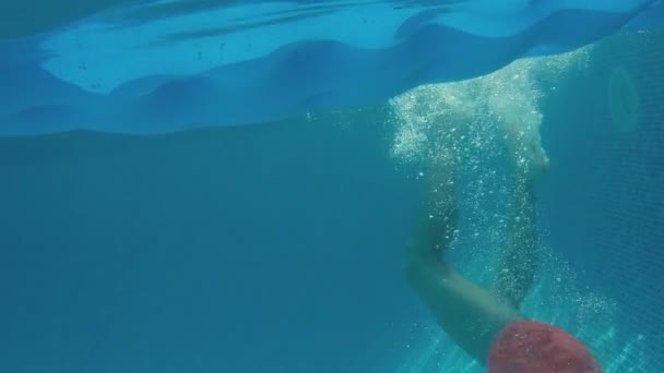 Undervattensfoto Mannen Simma Och Stänk Kvinna Flyter Uppblåsbara Airbed Poolen — Stockvideo