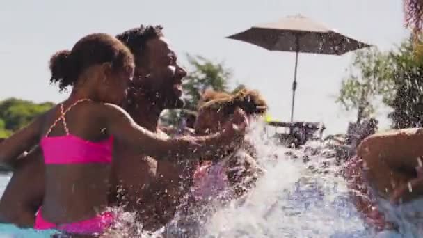 Family Summer Holiday Two Girls Father Swimming Pool Splashing Mother — Stock Video