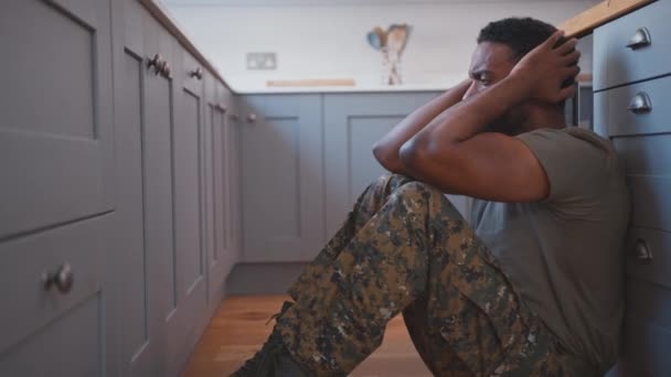 Depressiver Soldat Uniform Mit Ptbs Auf Küchenboden Beim Heimaturlaub Zeitlupe — Stockvideo