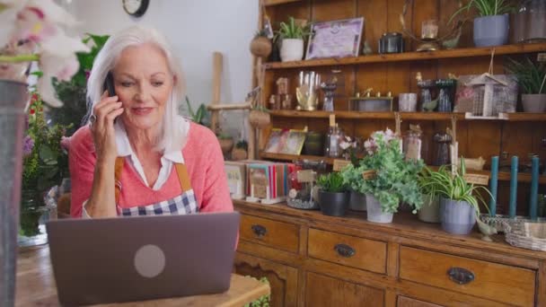 Starší Žena Majitel Květinářství Shop Pomocí Notebooku Při Objednávce Mobilním — Stock video
