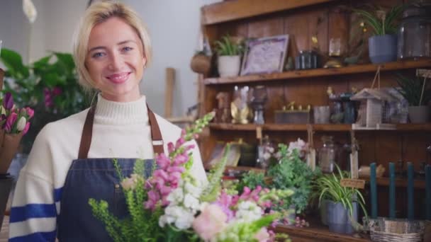 Portrait Female Owner Florists Shop Holding Bouquet Flowers Shot Slow — Stock Video