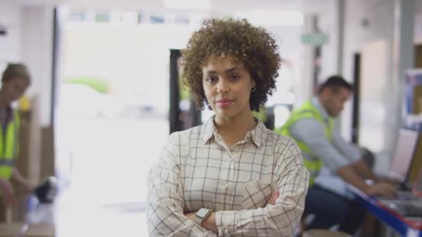 Ağır Çekimde Çekilen Lojistik Dağıtım Deposunda Ciddi Bir Kadın Yöneticinin — Stok video