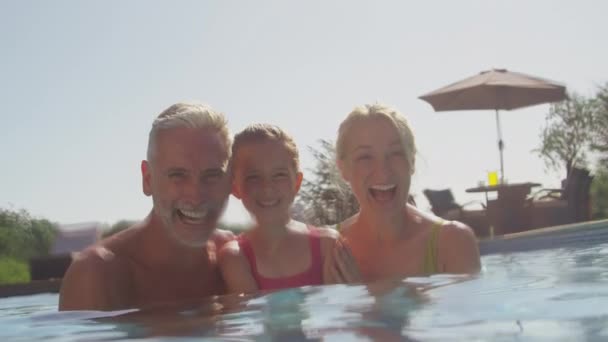Lächelnde Großeltern Mit Enkelin Familien Sommerurlaub Entspannen Und Planschen Pool — Stockvideo