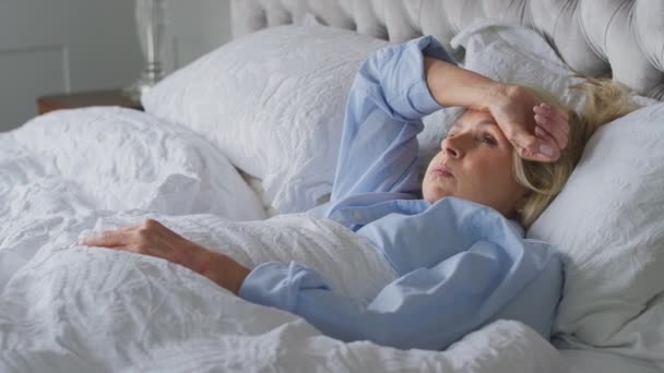 月经期的成熟女性失眠患者在床上醒来 动作缓慢 — 图库视频影像