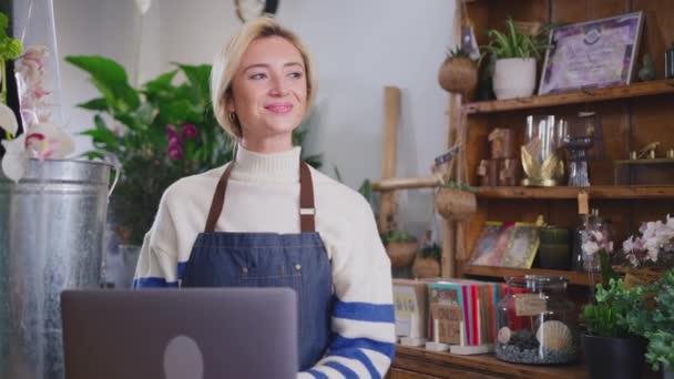 Власниця Магазину Флористів Допомогою Ноутбука Знімок Повільному Русі — стокове відео