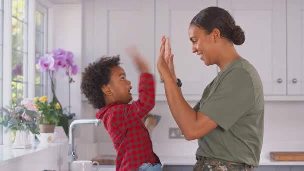 Armeemutter Uniform Hause Beurlaubt Und Gibt Sohn High Five Familienküche — Stockvideo