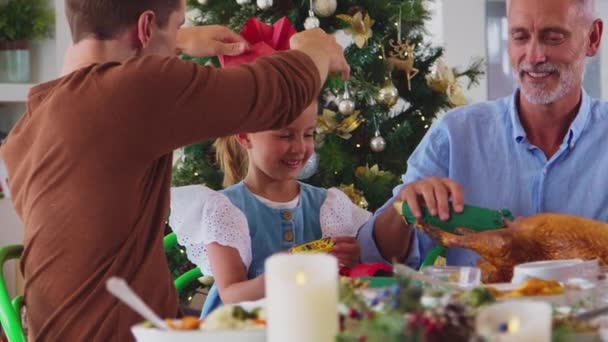 Multi Generatie Familie Vieren Kerstmis Thuis Zetten Hoeden Van Party — Stockvideo
