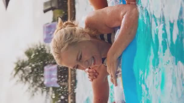 Verticale Video Van Glimlachende Multi Generatie Familie Zomervakantie Zwembad Drijvend — Stockvideo