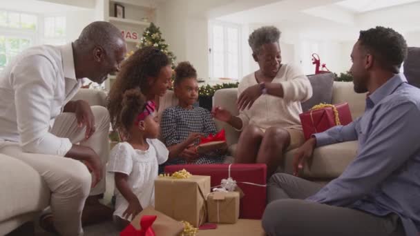 Família Várias Gerações Comemorando Natal Casa Sentados Sala Estar Abrindo — Vídeo de Stock