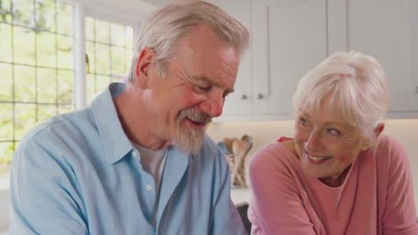 Glimlach Gepensioneerd Senior Paar Thuis Keuken Ondertekenen Juridische Financiële Document — Stockvideo