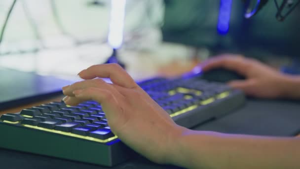 Canlı Yayın Için Bilgisayar Klavyesi Bilgisayar Faresi Kullanan Kadın Oyuncuyu — Stok video