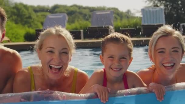 Портрет Усміхненої Багатоповерхової Сім Літніх Канікулах Розслабляється Плаває Надувному Ліжку — стокове відео