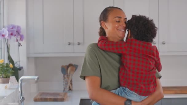 Liebevolle Mutter Trägt Und Umarmt Sohn Hause Familienküche Gedreht Zeitlupe — Stockvideo
