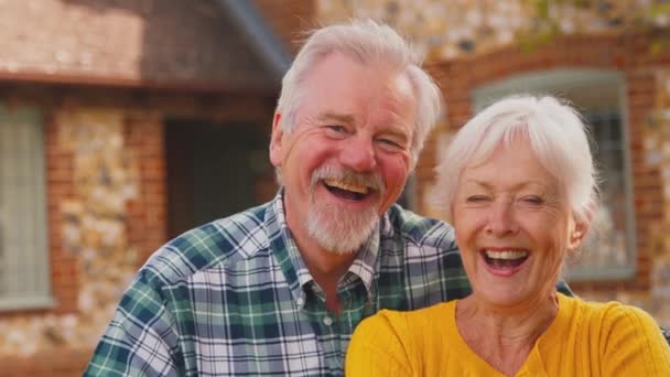 Potret Pasangan Senior Yang Tersenyum Sambil Tertawa Luar Pondok Impian — Stok Video