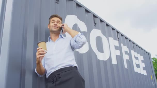 Portret Mężczyzny Właściciela Kawiarni Lub Firmy Dystrybucyjnej Stojącego Przy Kontenerze — Wideo stockowe