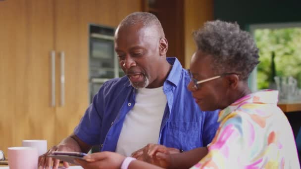 Gülümseyen Yaşlı Çift Evde Oturmuş Ekonomisini Inceliyor Dijital Tablet Kullanıyor — Stok video