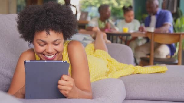 家里沙发上的女人用的是具有多代家庭背景的数字平板电脑 慢镜头拍摄 — 图库视频影像