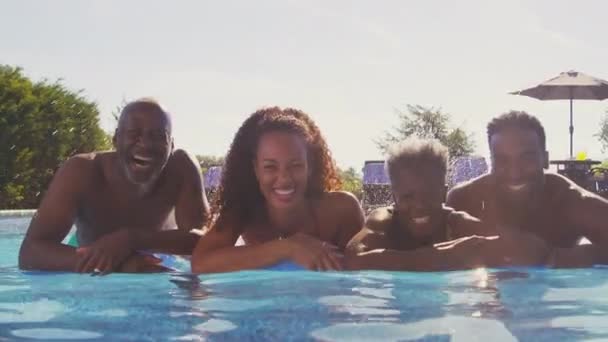 Ritratto Famiglia Sorridente Multi Generazione Con Prole Adulta Vacanza Estiva — Video Stock