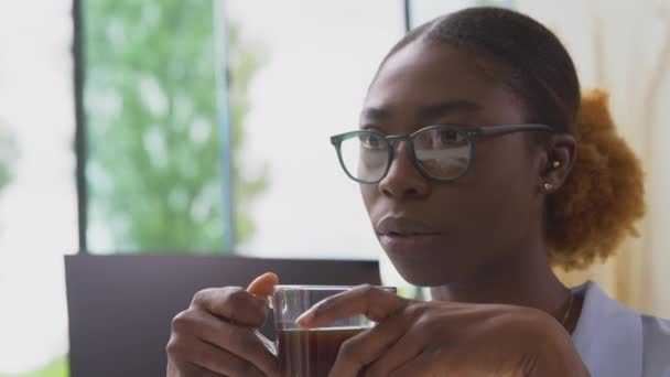 Vrouw Aan Het Bureau Met Een Kopje Koffie Bewegende Handen — Stockvideo