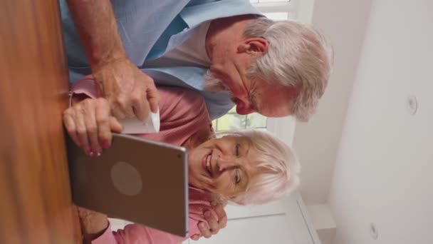 Verticale Video Van Gepensioneerd Senior Paar Met Digitale Tablet Thuis — Stockvideo