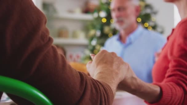 Közelkép Több Generációs Család Ünnepli Karácsonyt Otthon Mondja Imát Étkezés — Stock videók