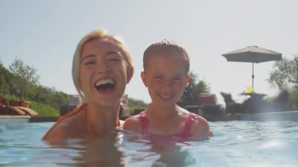 Porträt Einer Lächelnden Mutter Und Ihrer Tochter Beim Plantschen Schwimmbad — Stockvideo