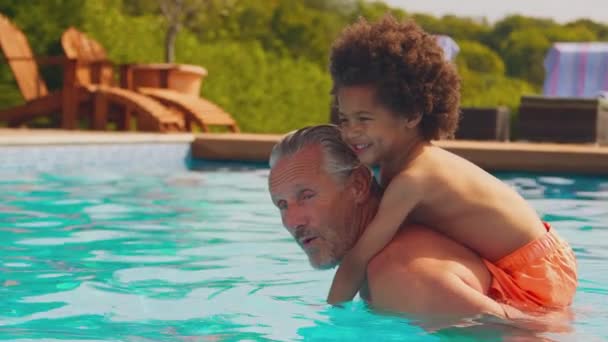 Nonno Che Gioca Con Nipote Mangiando Ghiacciolo Piscina Durante Vacanze — Video Stock