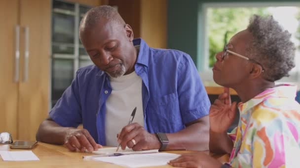 Son Sınıf Çifti Evde Oturmuş Faturalarını Gözden Geçiriyorlar Ağır Çekimde — Stok video