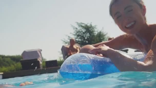 Koppel Met Man Zwemmen Spetterende Vrouw Drijvend Opblaasbare Luchtbed Zwembad — Stockvideo