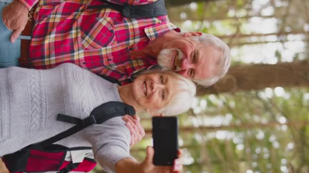 Pionowe Wideo Emerytowanej Pary Seniorów Pozujących Selfie Telefonem Komórkowym Spacerze — Wideo stockowe