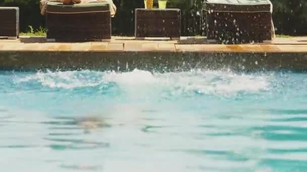 Paar Sommerurlaub Swimmingpool Mann Stürzt Ins Wasser Schuss Zeitlupe — Stockvideo