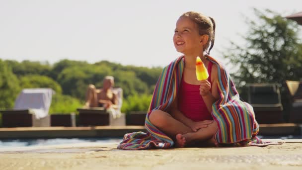 Mädchen Handtuch Gehüllt Sitzt Sommerurlaub Pool Und Isst Eis Aufgenommen — Stockvideo
