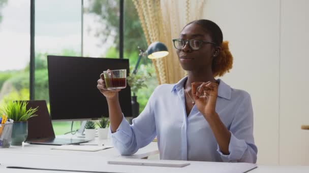 Kobieta Siedząca Przy Biurku Filiżanką Kawy Poruszające Ręce Interakcji Technologią — Wideo stockowe