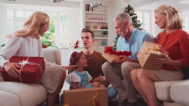 Родина Багатьох Поколінь Святкує Різдво Вдома Сидячи Лаунж Відкритті Подарунки — стокове відео