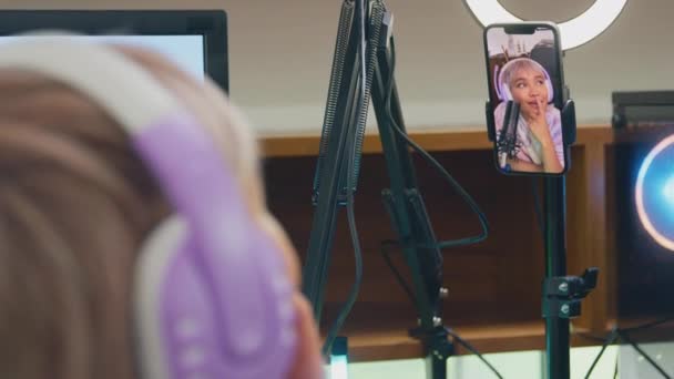 Женщина Геймер Дома Сидит Перед Монитором Онлайн Трансляции Игры Мобильного — стоковое видео